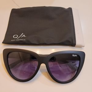 Quay Stray cat sunglasses in Black
